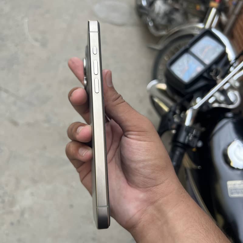 Apple iPhone 15 Pro Max 4