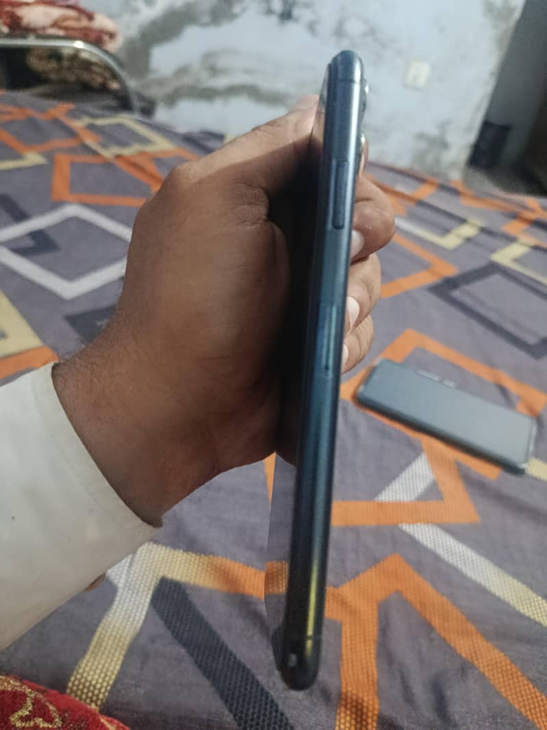 Apple iPhone 11 Pro Max 4