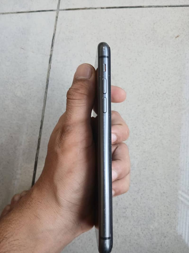 Apple iPhone 11 black 3