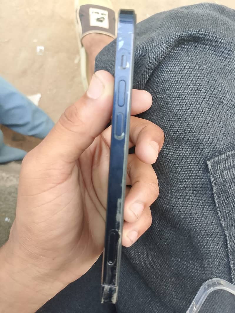 Apple iPhone 12 4