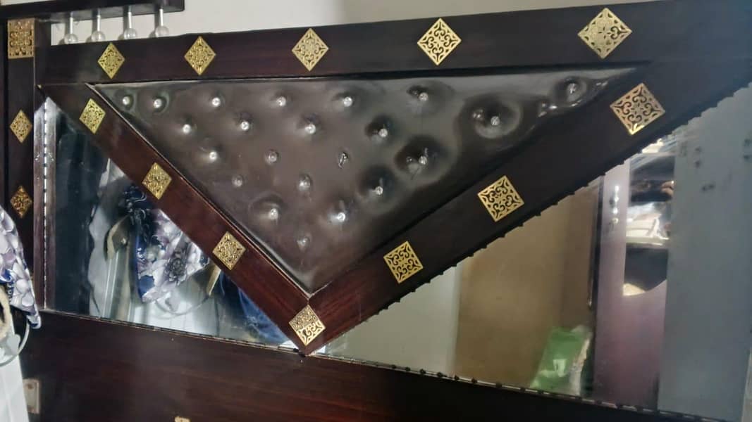 bed. . dressing. . dvidr . almari . . one side table 0