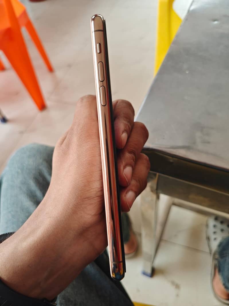 Apple iPhone 11 Pro Max 4