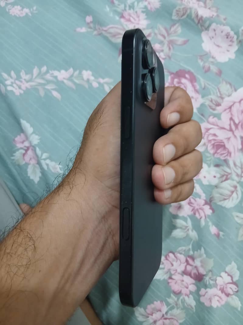 Apple iPhone 16 Pro Max 1