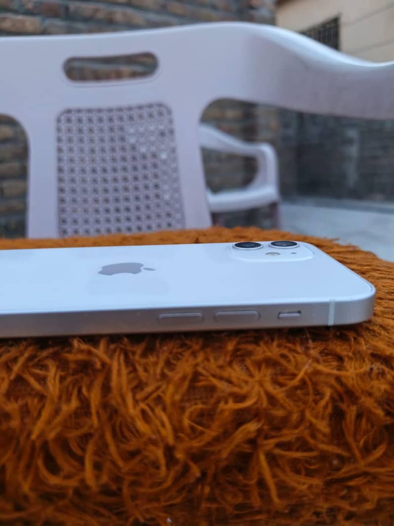 Apple iPhone 12 4