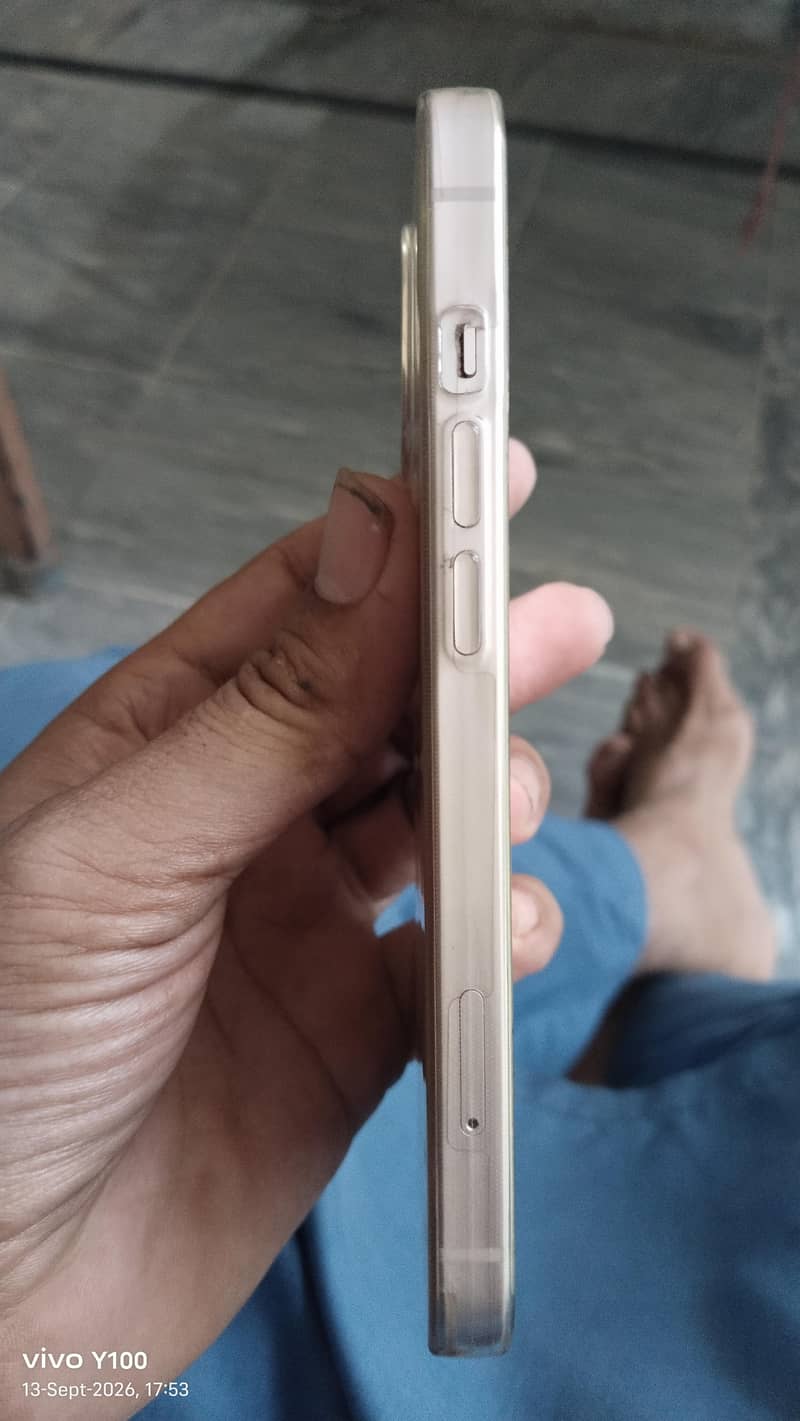 Apple iPhone 13 4
