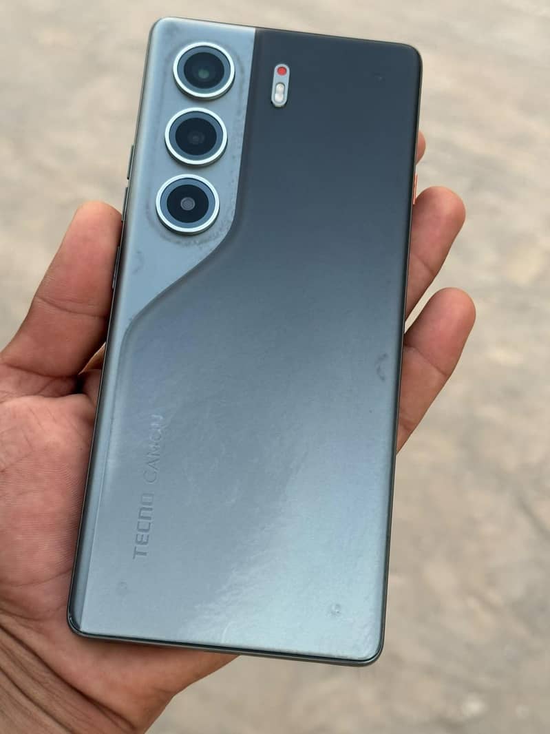 Tecno CAMON 40 Pro 1