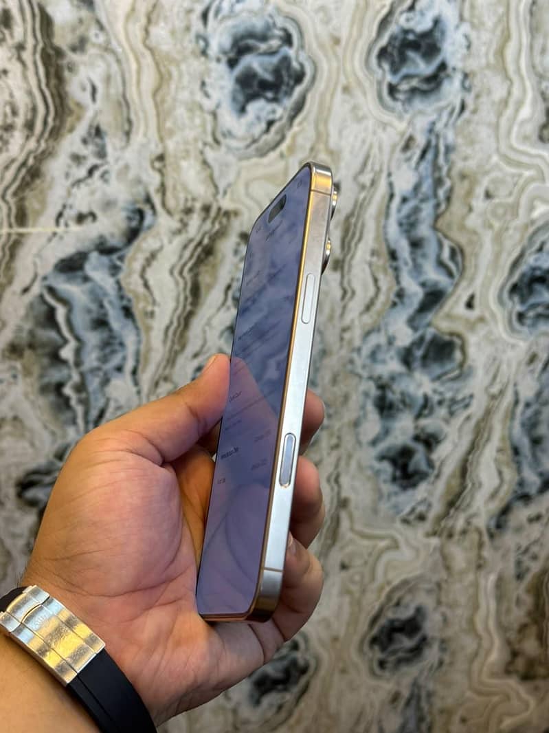 Apple iPhone 16 Pro Max 4