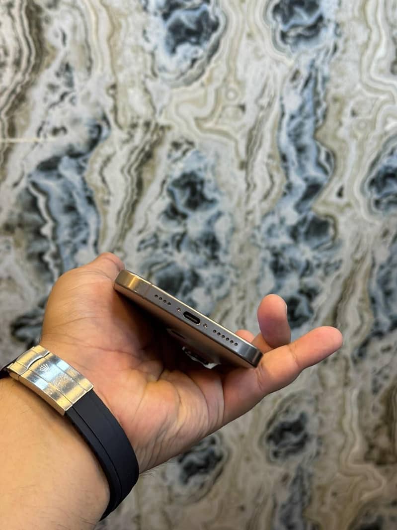 Apple iPhone 16 Pro Max 6