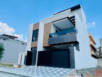 10 Marla Ultra Modern Luxurious House For Sale