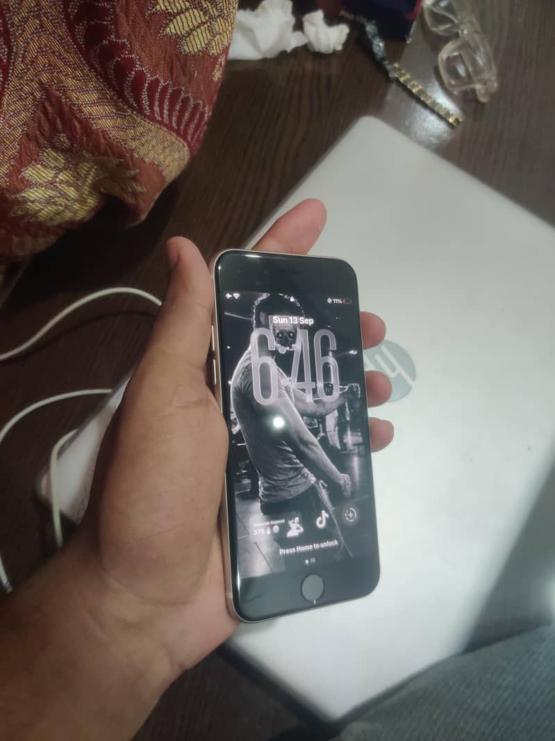 Apple iPhone SE 3 4