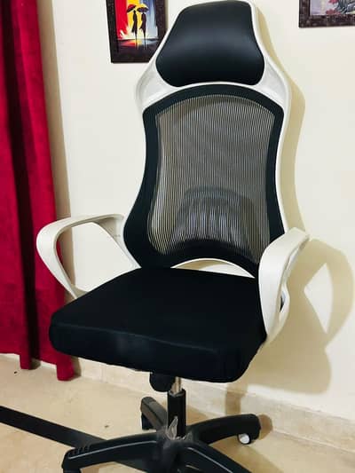 Ergonomic Gaming Chair – Like New Condition –