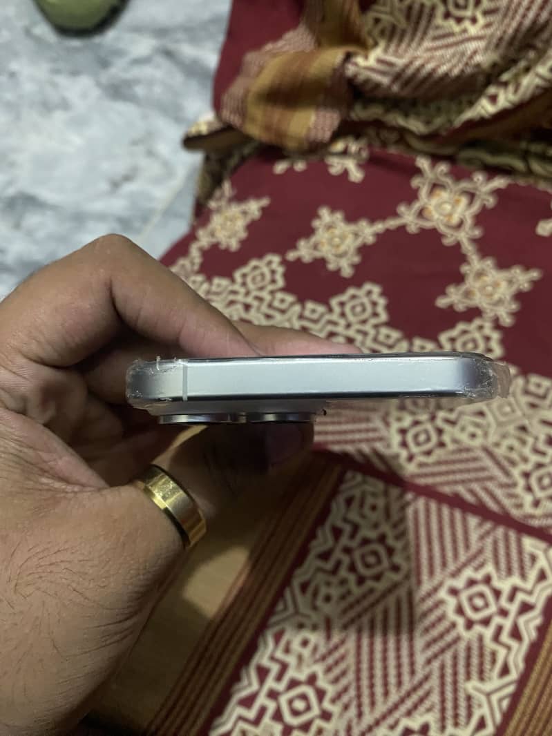 Apple iPhone 16 Pro Max 2
