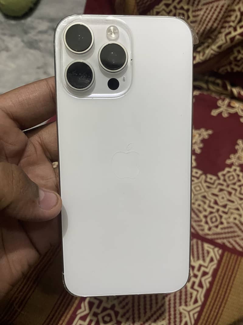 Apple iPhone 16 Pro Max 4