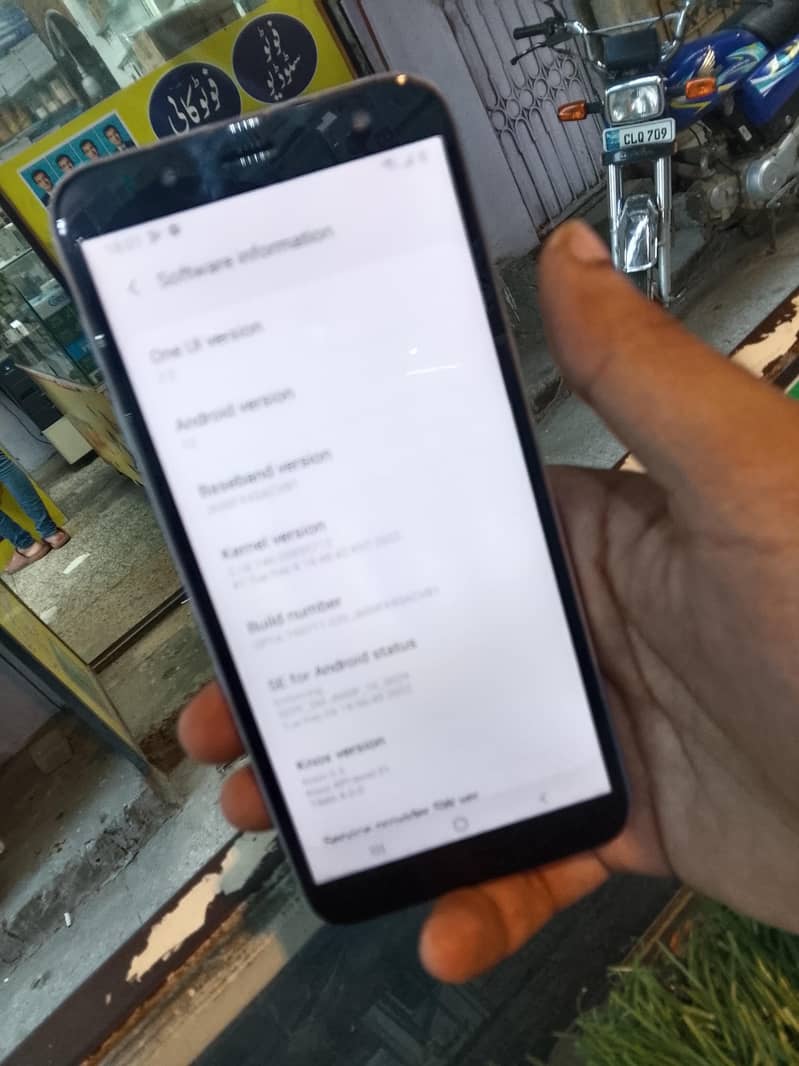 Samsung Mobile J6 4