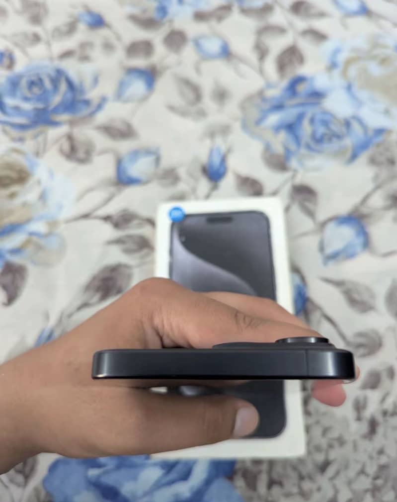 iPhone 15 Pro Max 4