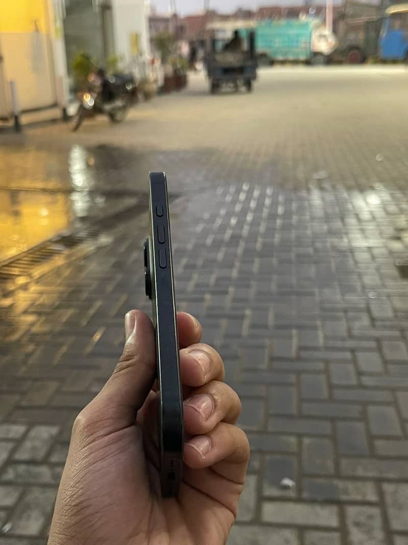 Apple iPhone 16 2