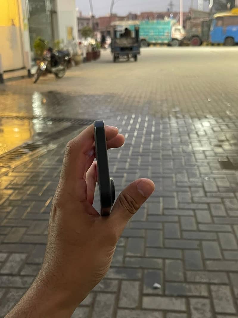 Apple iPhone 16 3