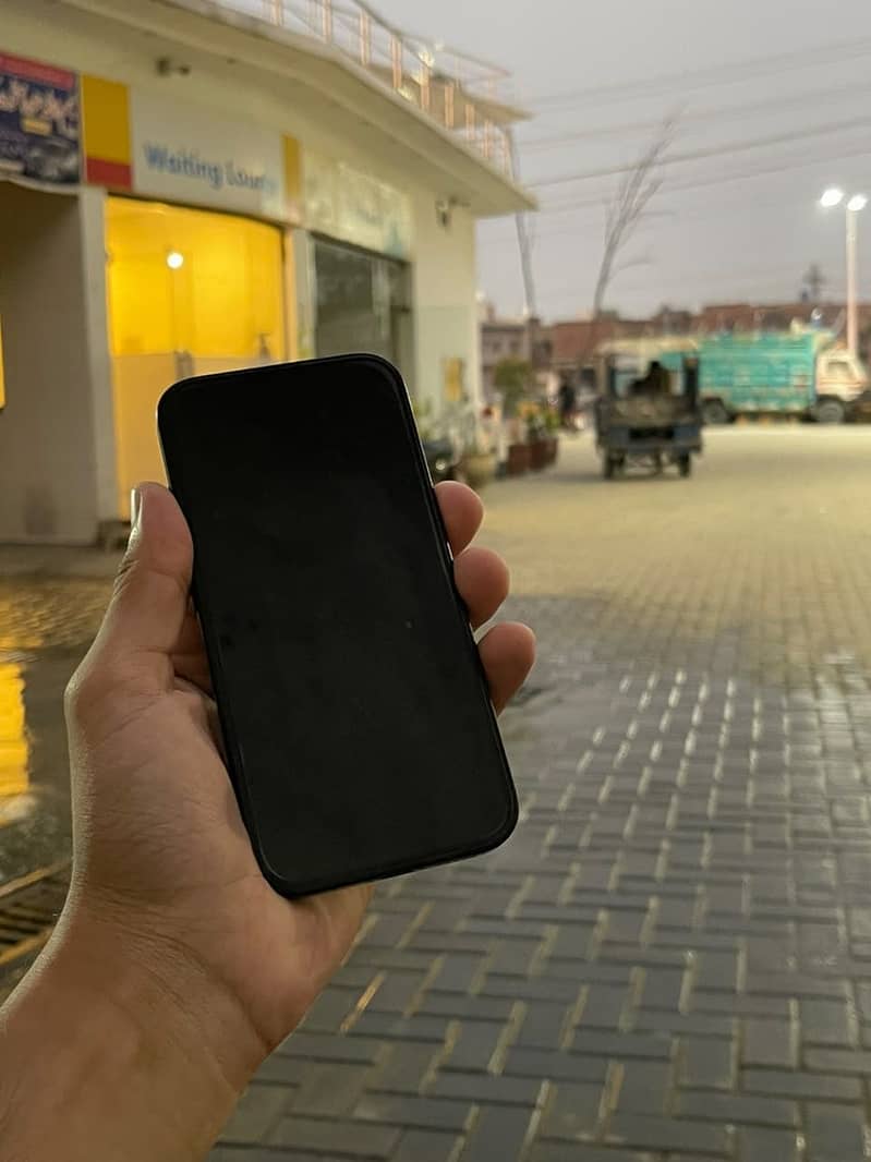 Apple iPhone 16 4