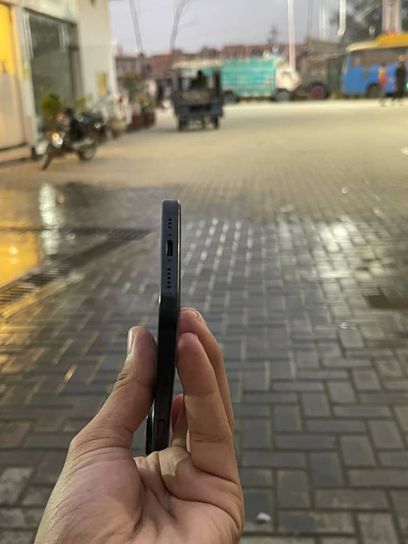 Apple iPhone 16 5