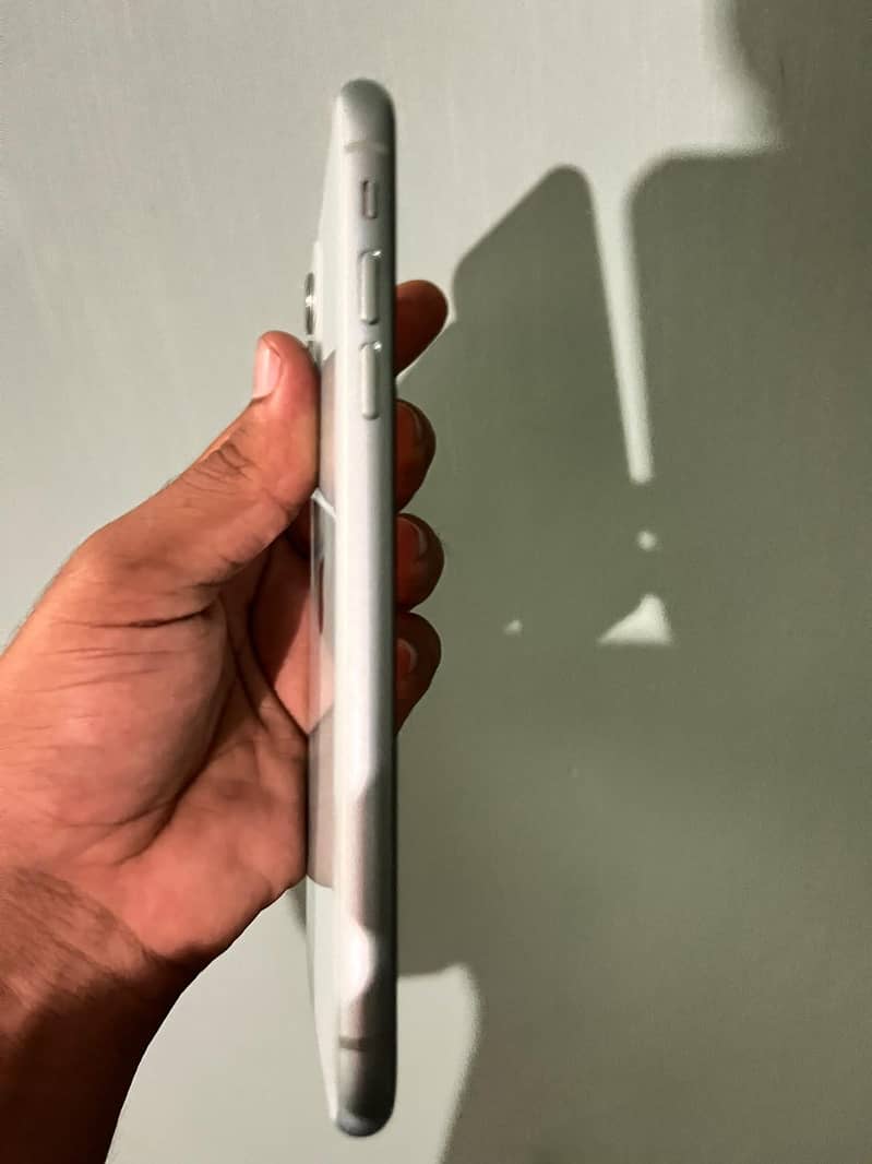 Apple iPhone 11 3