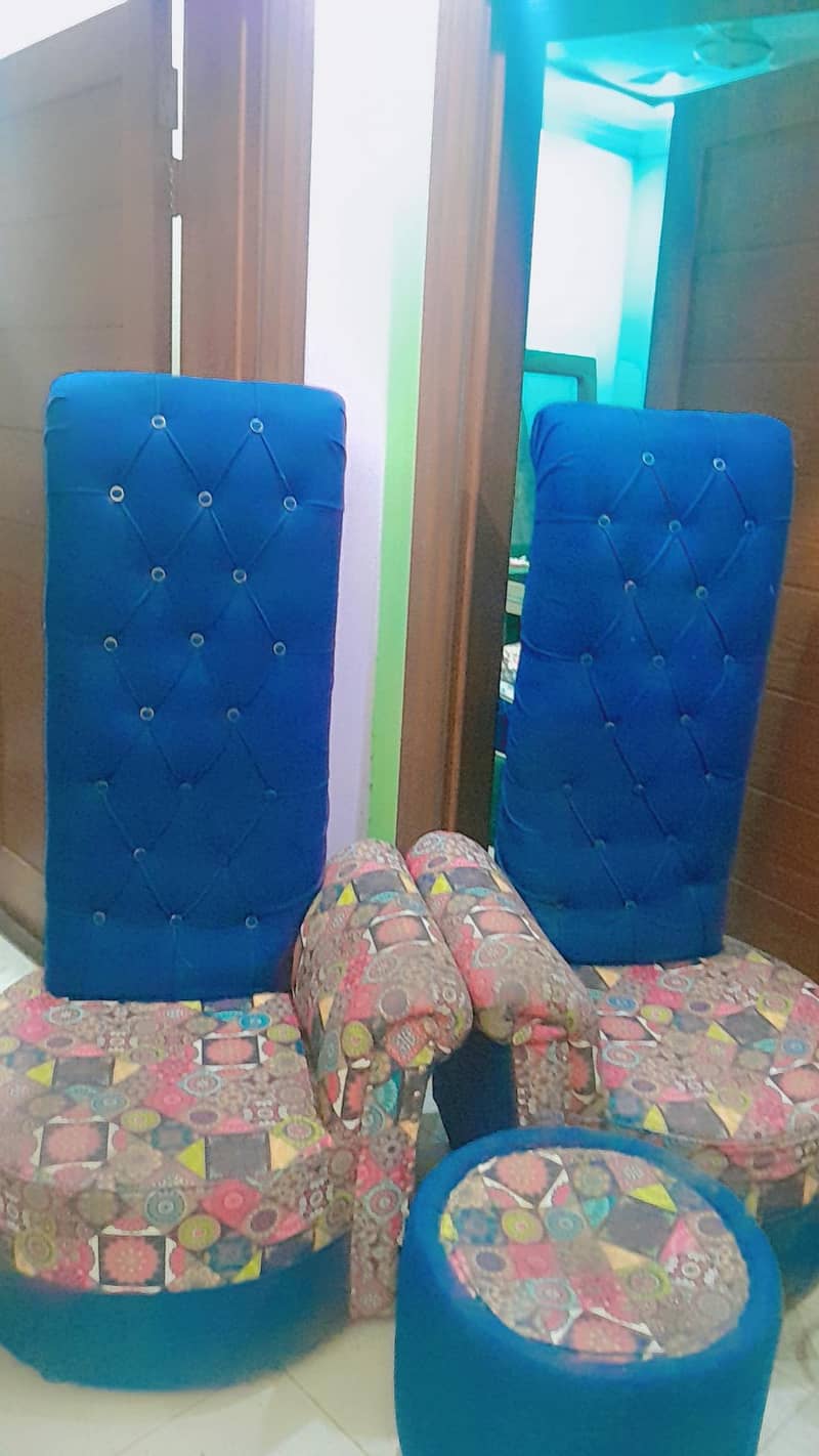 2 chairs with table 0
