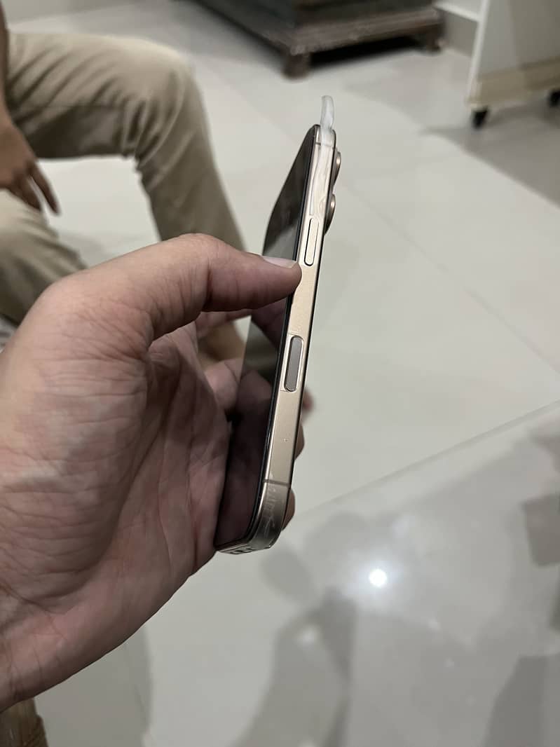 Apple iPhone 16 Pro 2