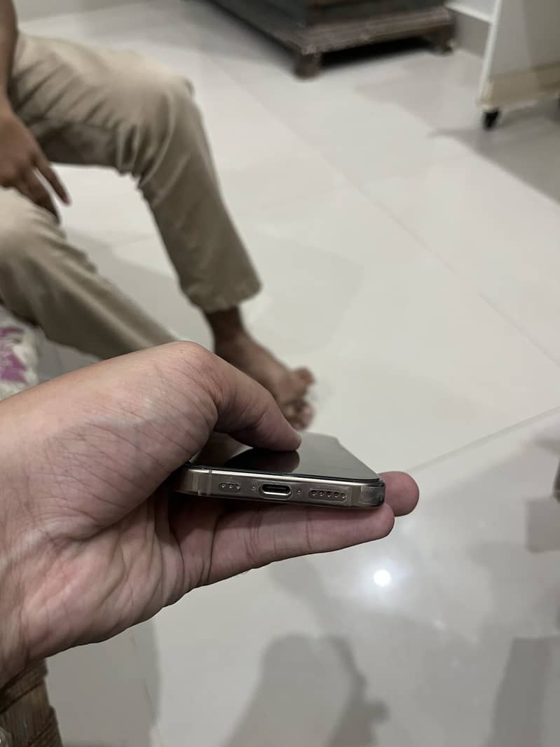 Apple iPhone 16 Pro 3