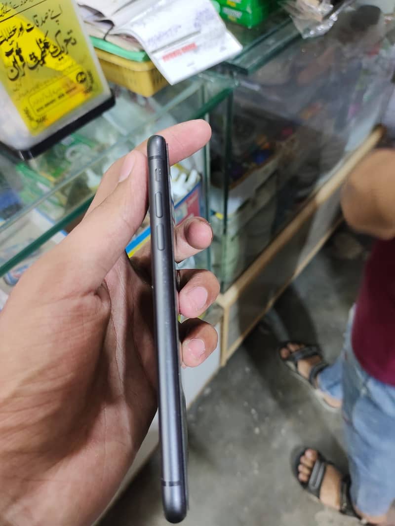 Apple iPhone 11 3