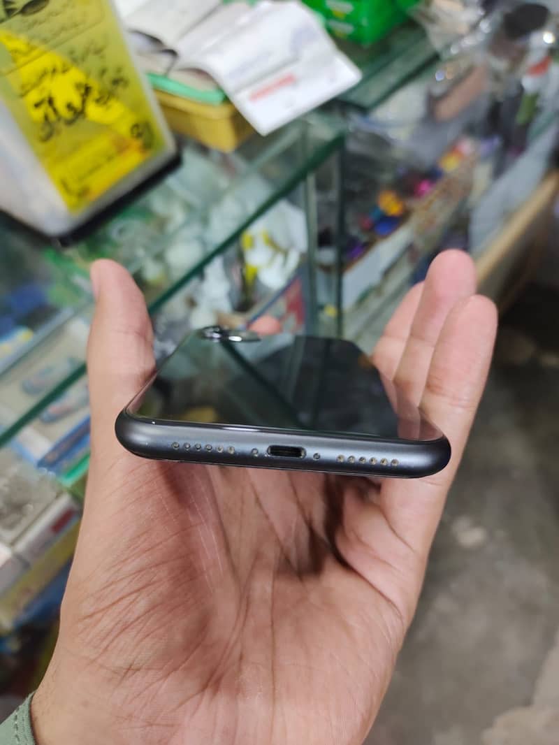Apple iPhone 11 4