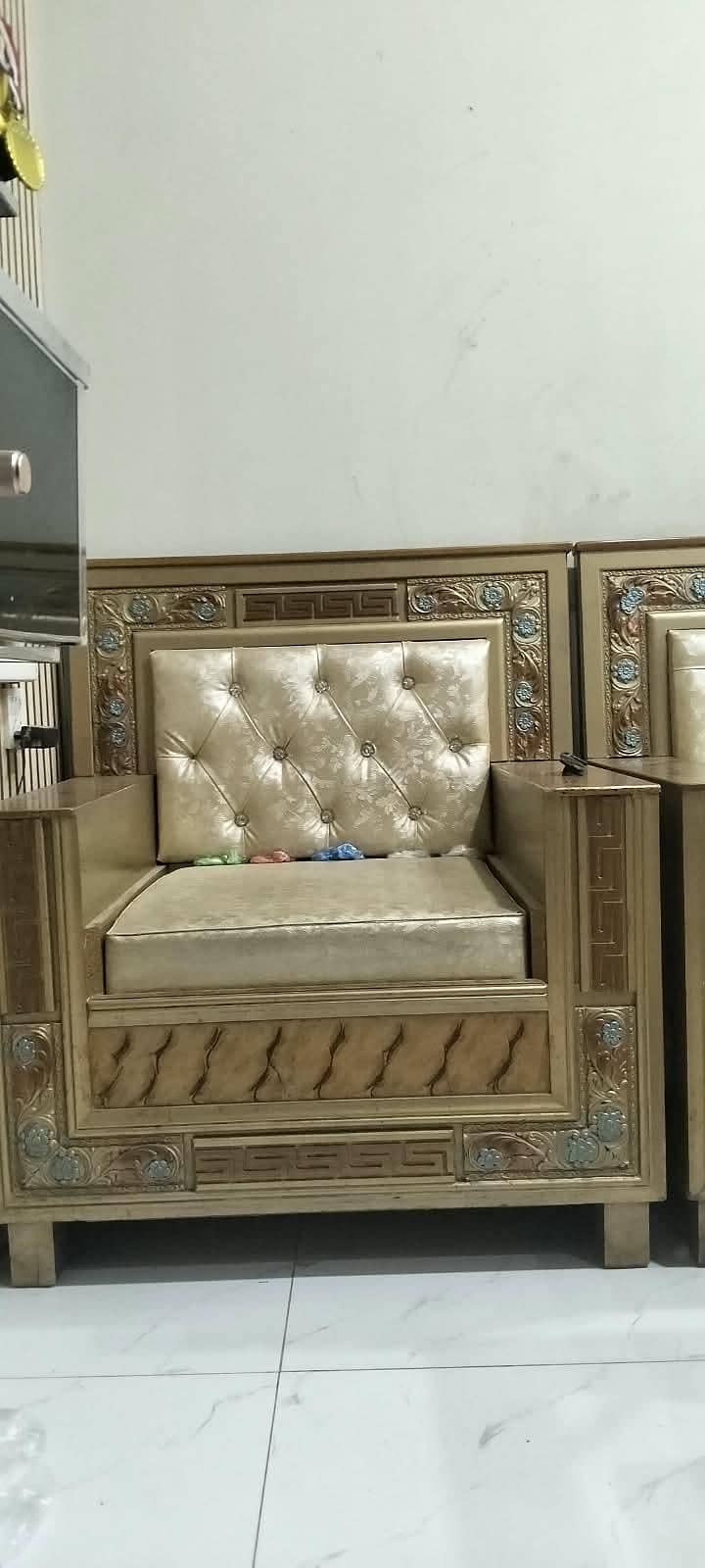 Six setter sofa set with 2 small tables and one large table. 5