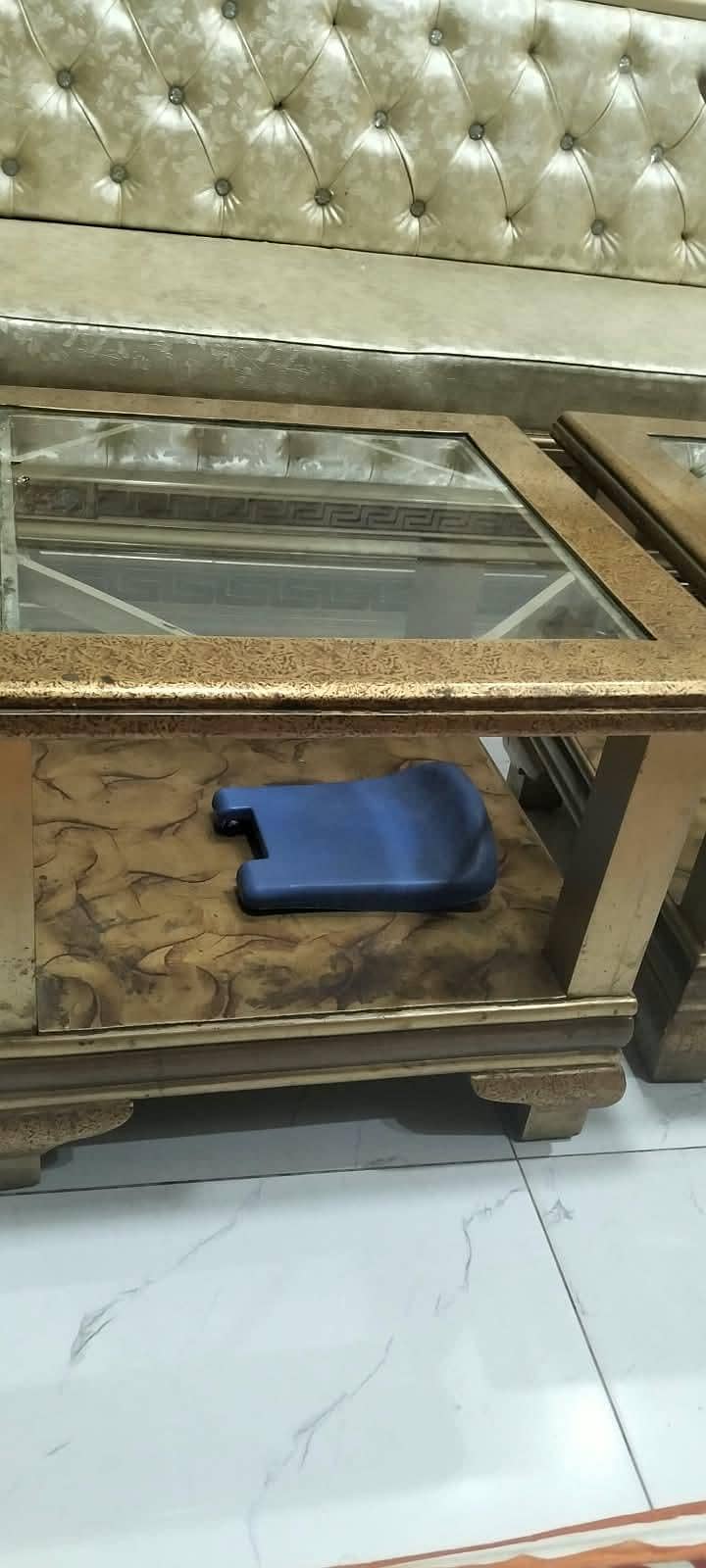 Six setter sofa set with 2 small tables and one large table. 7