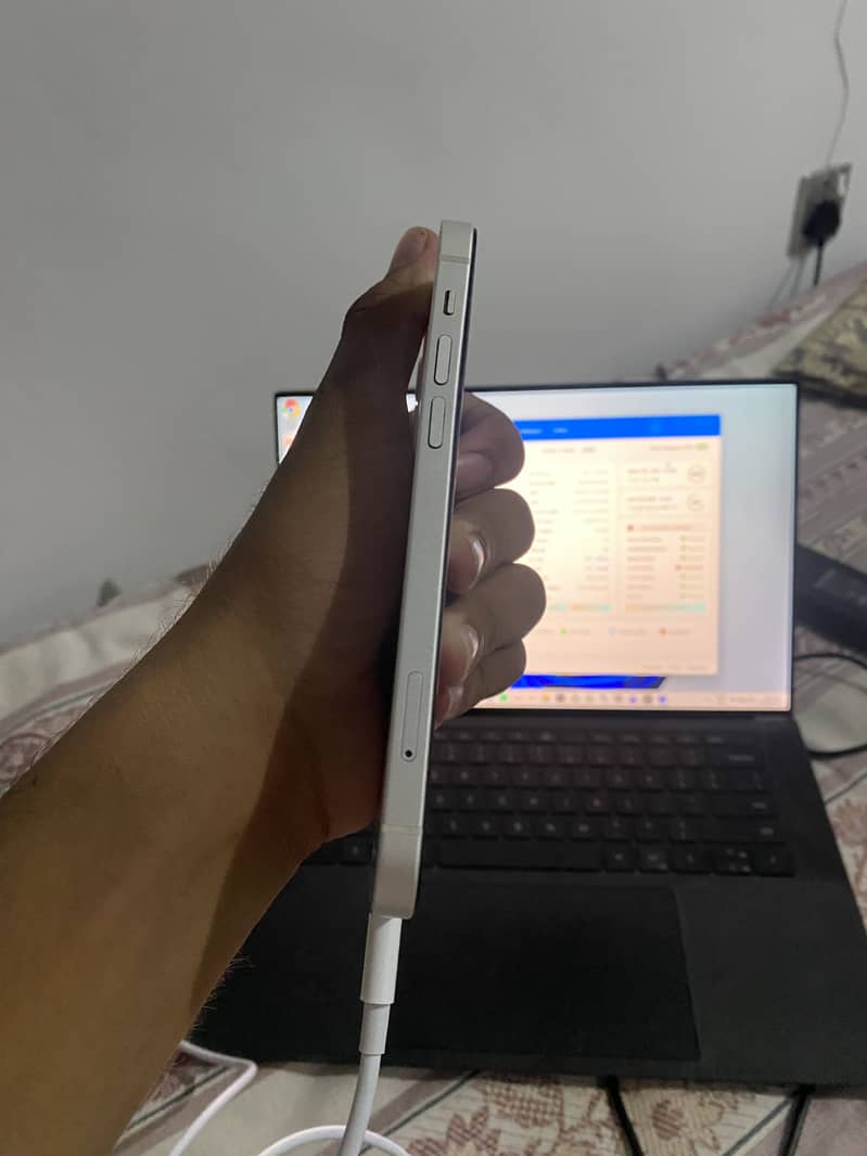 Apple iPhone 12 4