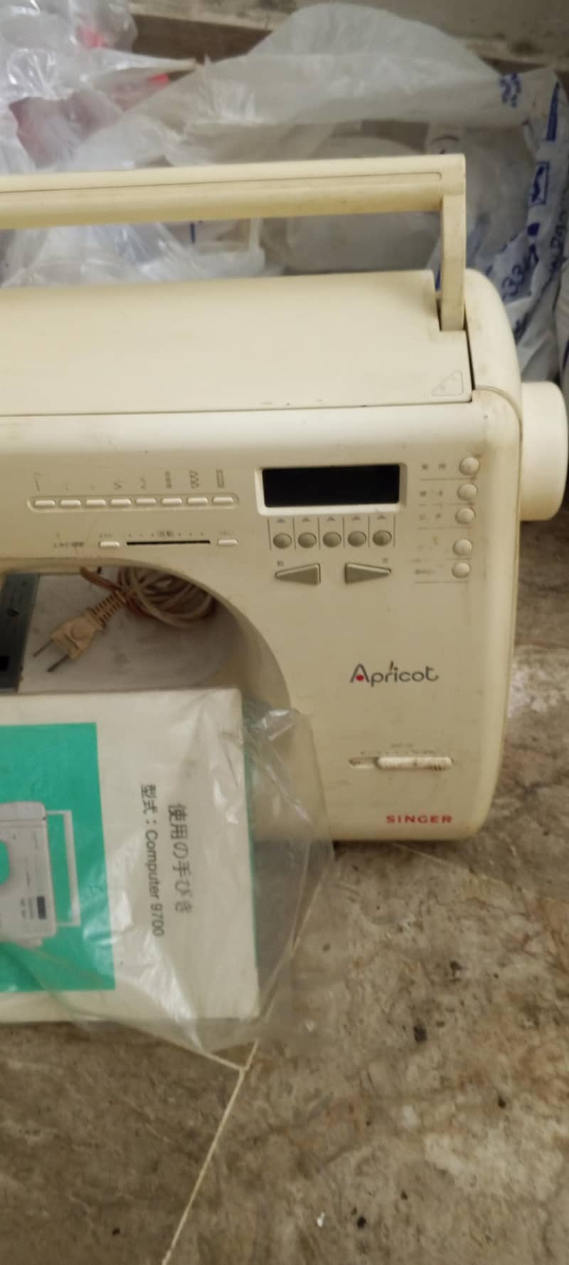 SINGER Apricot Computer 9700 Sewing Machine 0