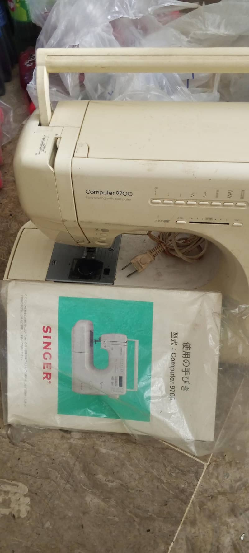 SINGER Apricot Computer 9700 Sewing Machine 1