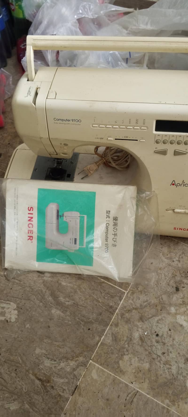 SINGER Apricot Computer 9700 Sewing Machine 2