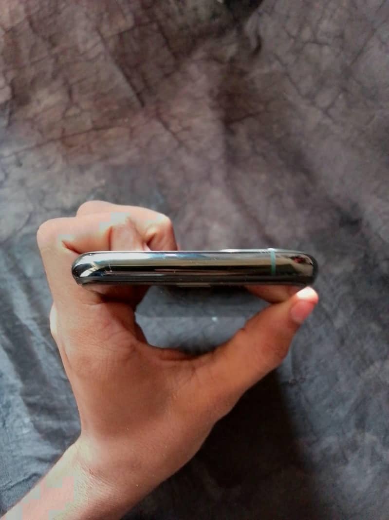 Apple iPhone 11 Pro 4