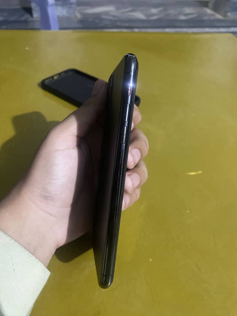 Apple iPhone 11 Pro Max 4