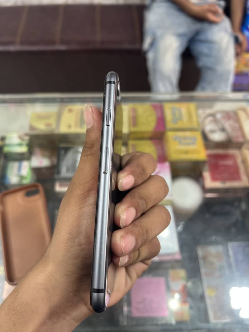 Apple iPhone 8 3