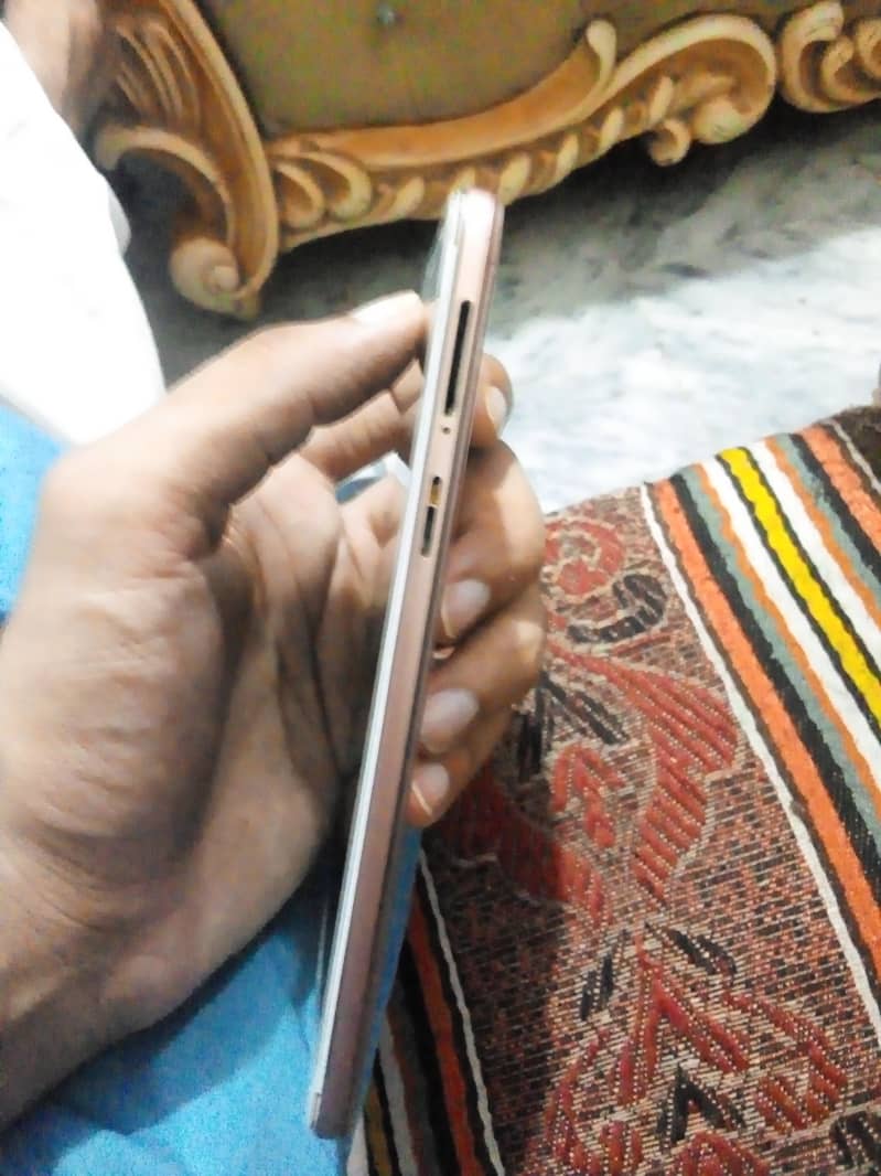 OPPO F1s 2