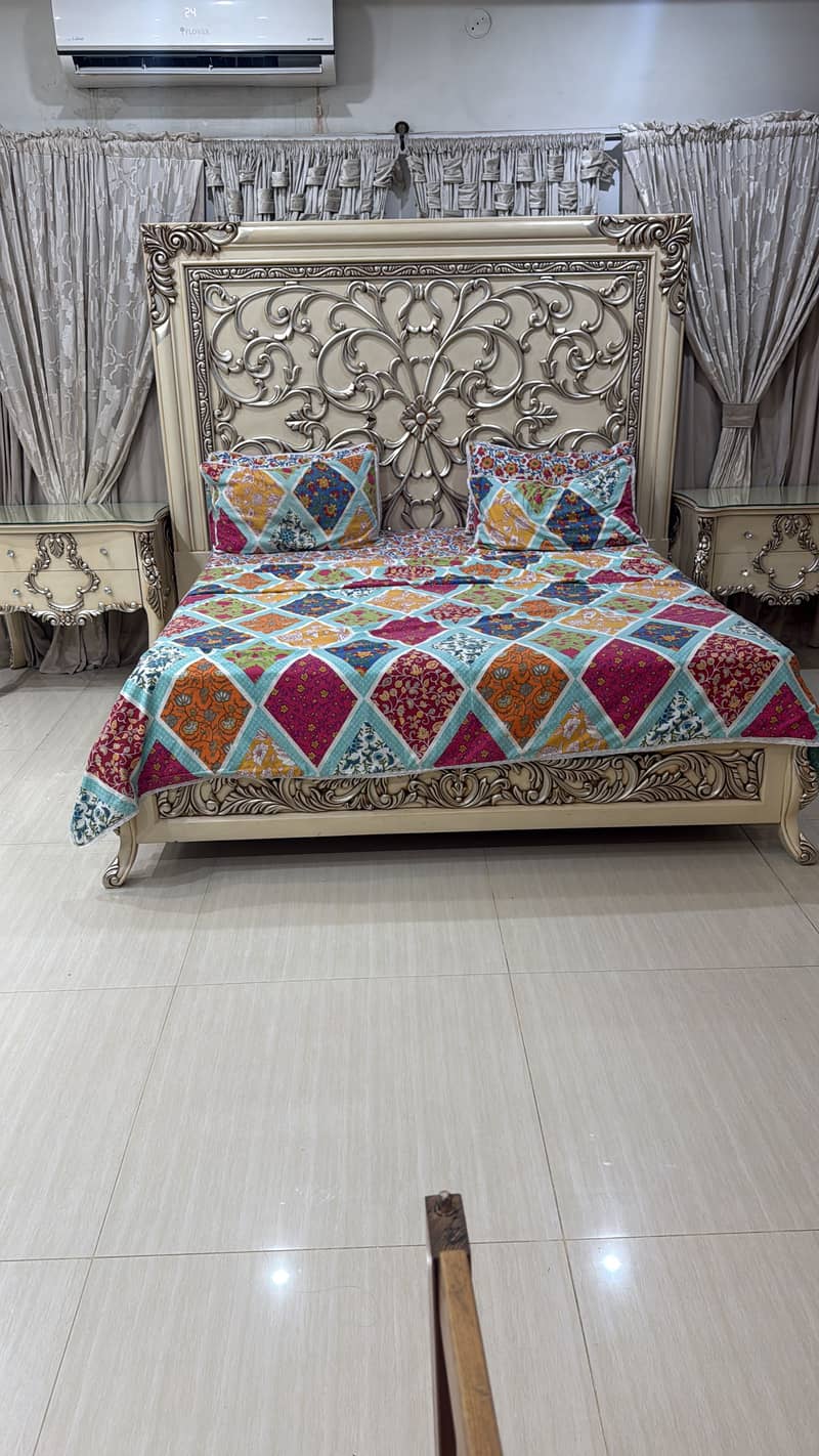 Solid wood royal bed 0