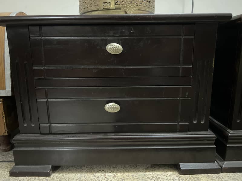 2 bedside tables 0