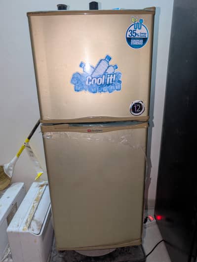 Dawlance Refrigerator (5 Feet / 10–11 Cu. Ft. ) – Gold – PKR 39,500