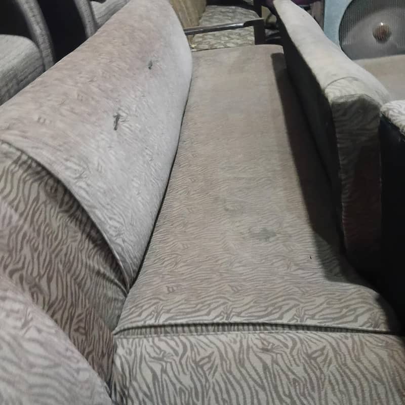 10/10condition is a sofaset 2
