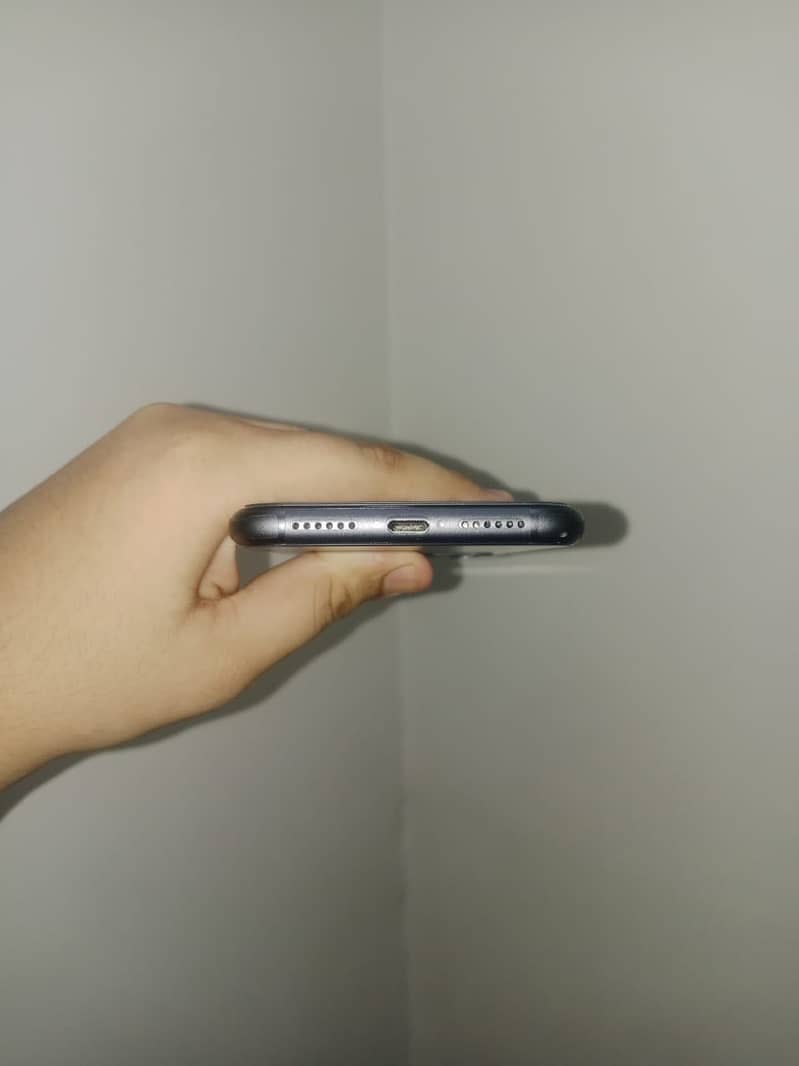 Apple iPhone 11 4