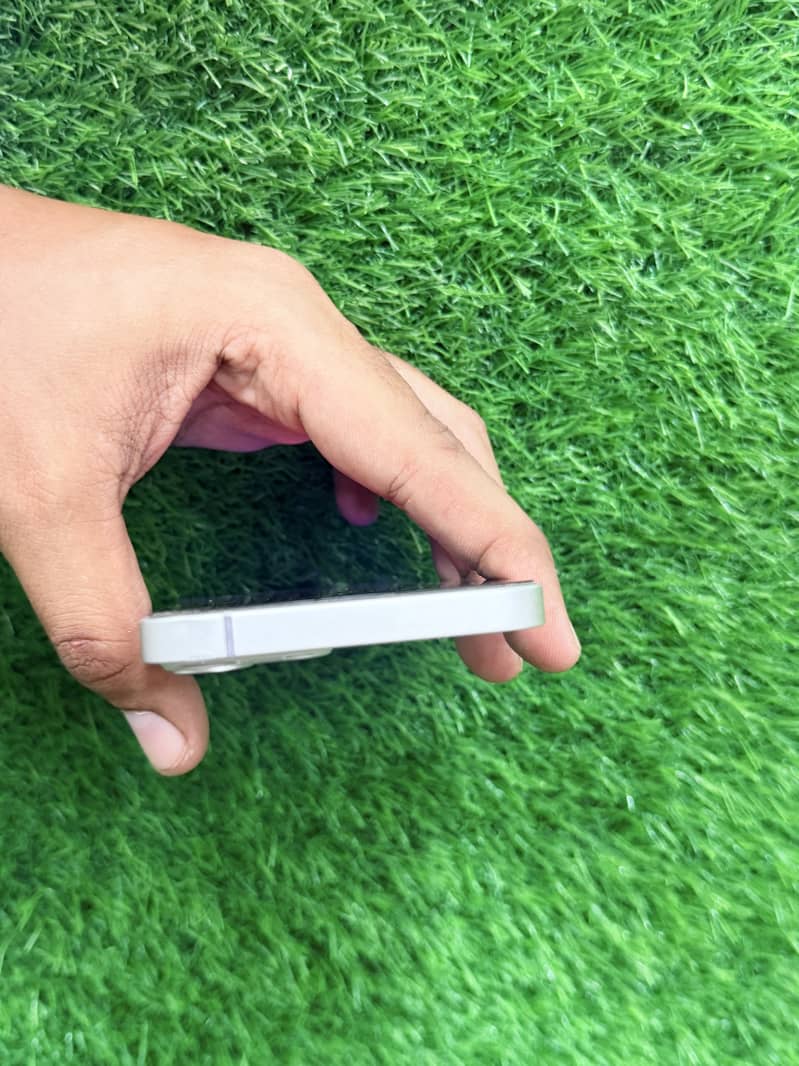 Apple iPhone 13 4