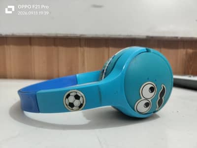 it is a head phone and it's company is belkin it comes from abdoad