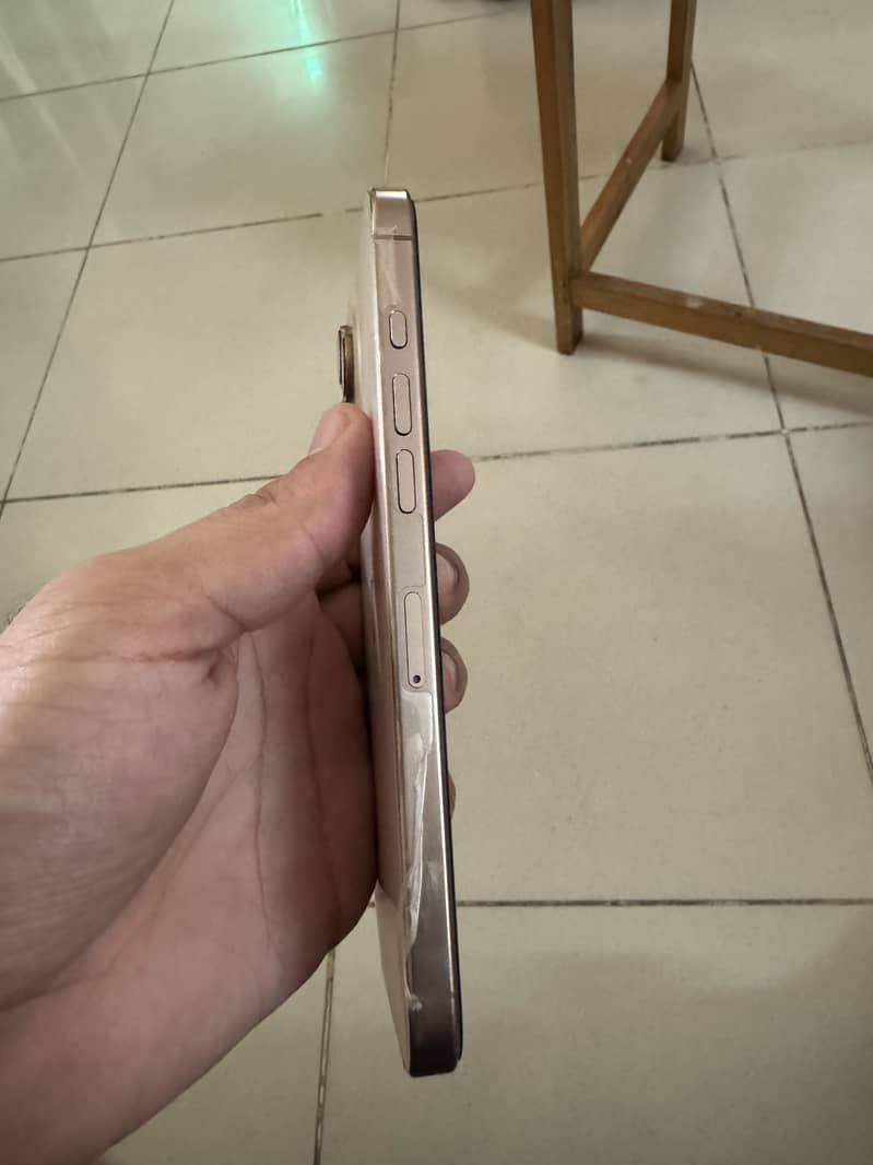 Apple iPhone 16 Pro Max 4
