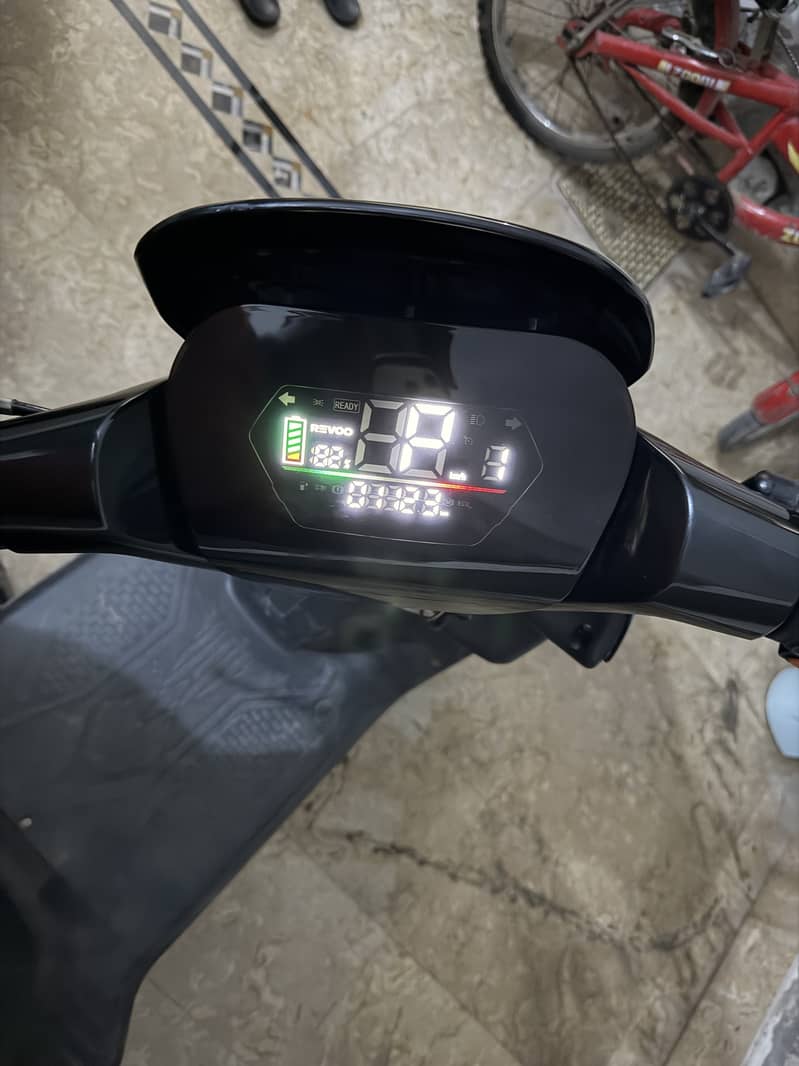 Revoo A12 1