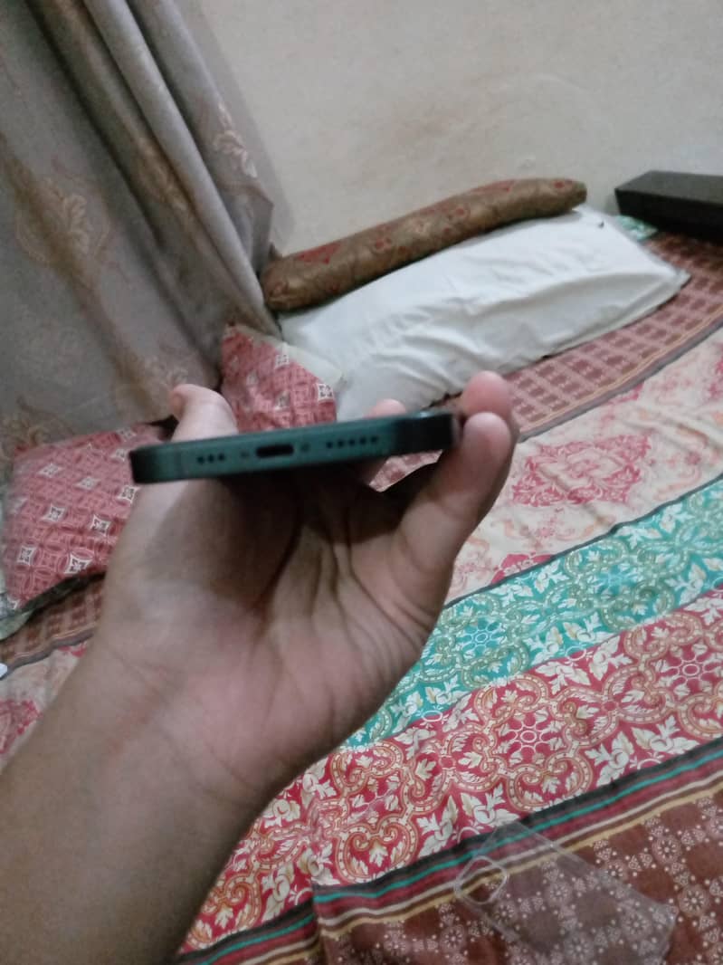 Apple iPhone 13 4