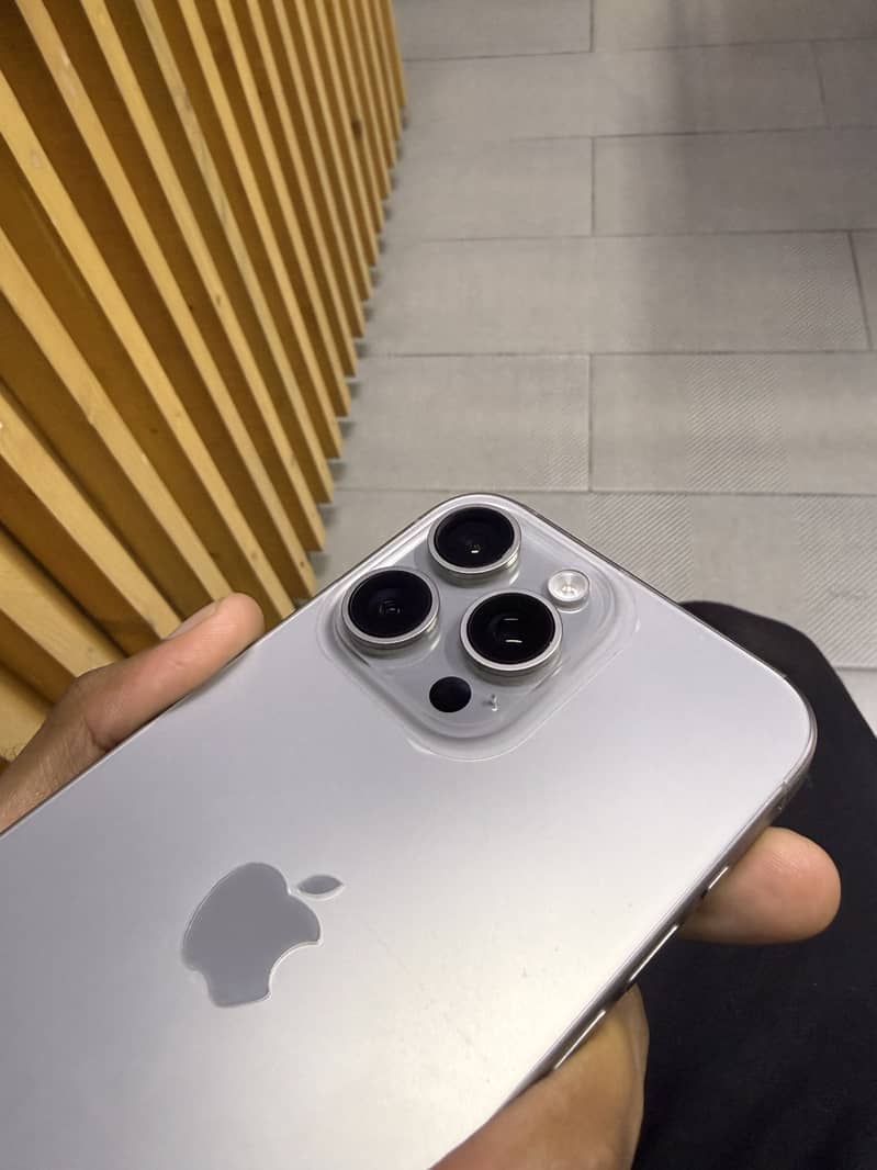 Apple iPhone 15 Pro Max 4